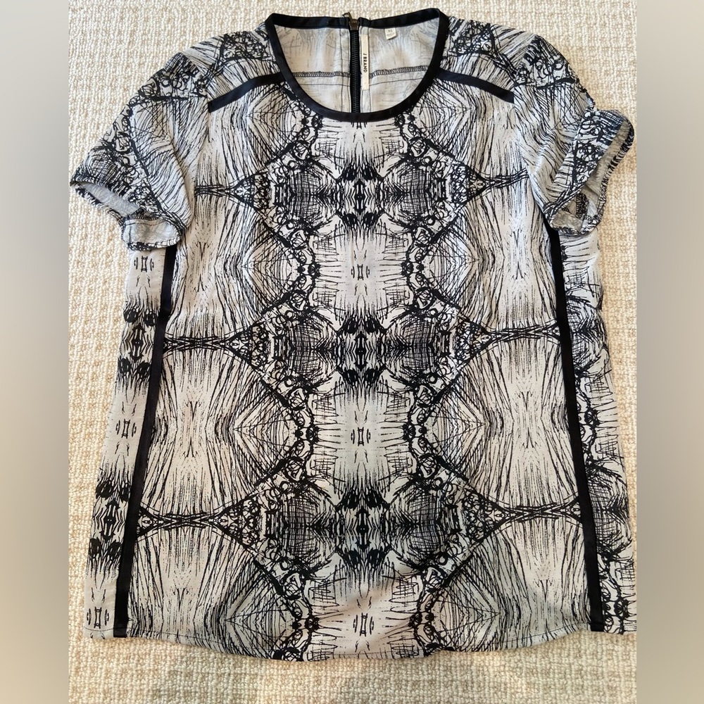 J Brand black/white geometric short sleeves top, size XS